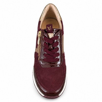CAPRICE 23300 sneaker bordeaux combo su sfondo bianco