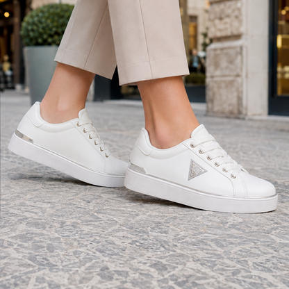 Sneaker Enrico Coveri bianca indossata in un look urbano dinamico