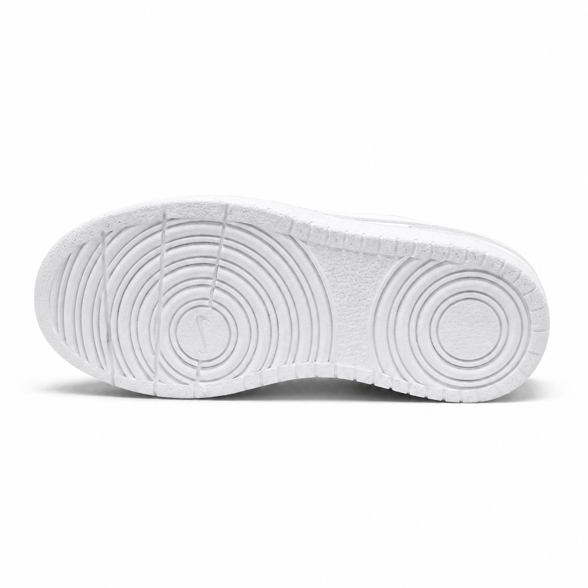 NIKE COURT BOROUGHT LOW RECRAFT BIANCA su sfondo bianco